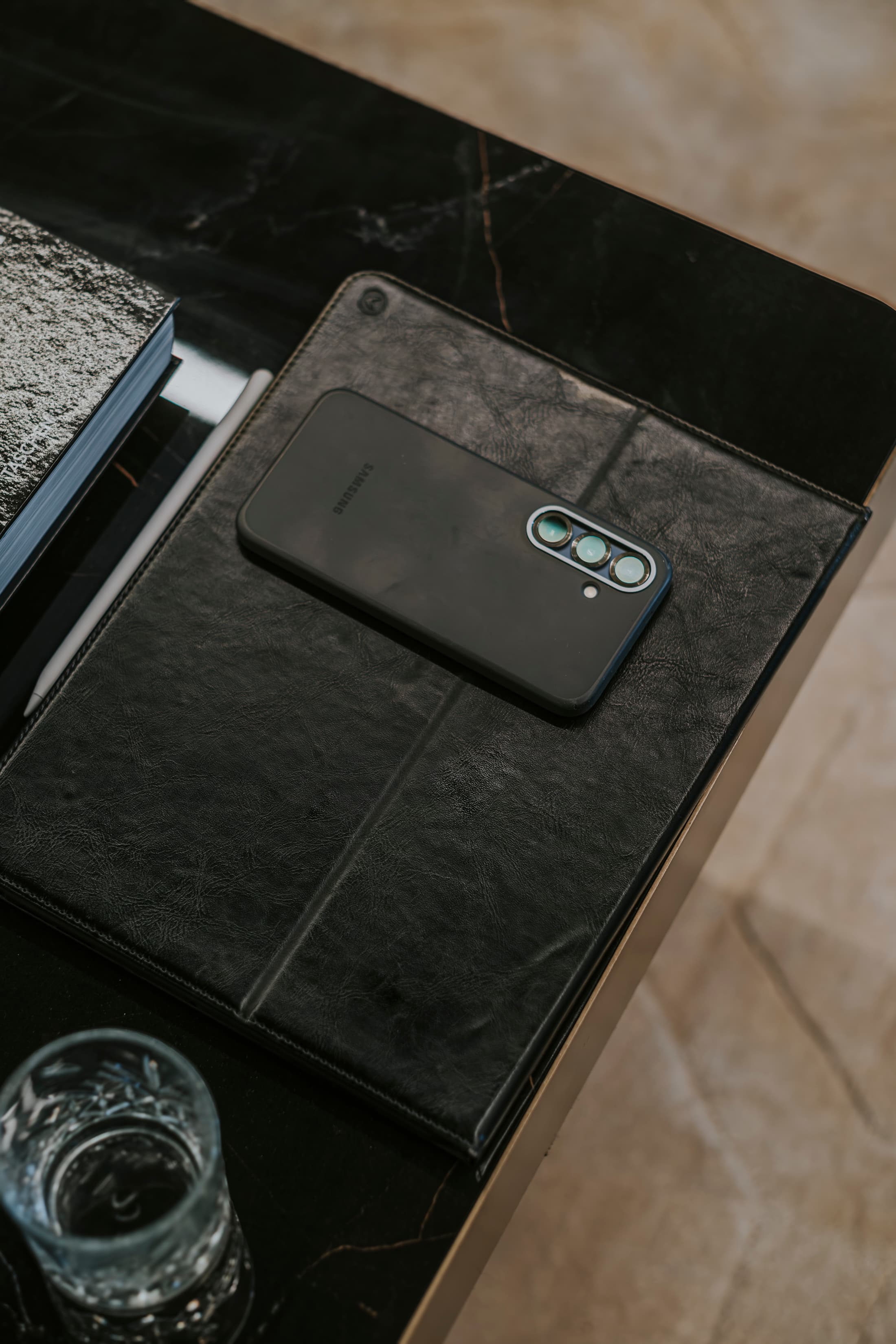 Een webapplicatie getoond op laptop en telefoon