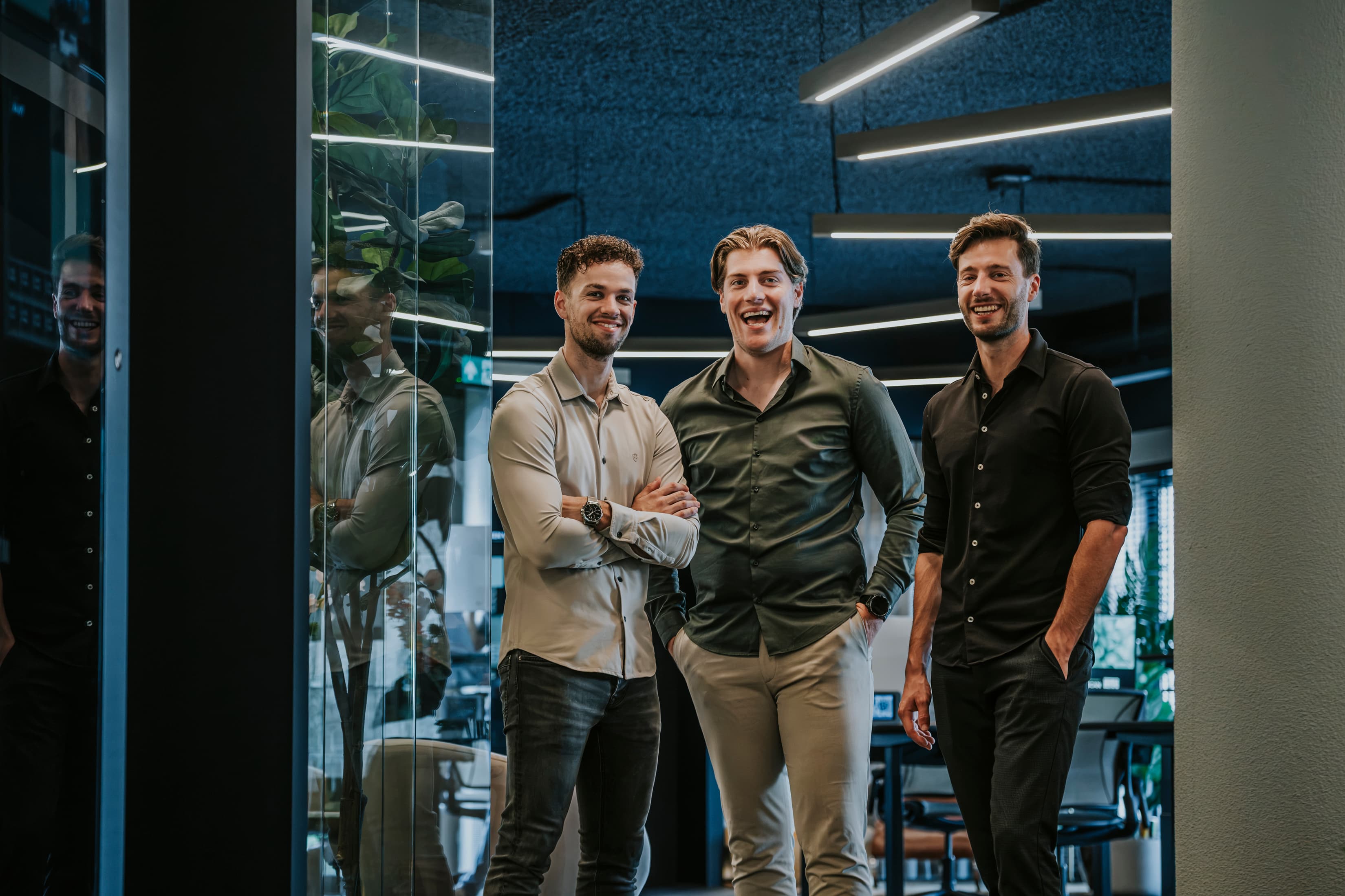 Het Trinovo-team lacht samen op kantoor